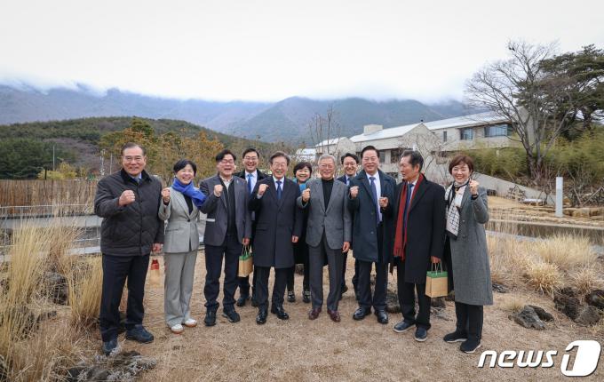 [사진] 이재명, 문재인 예방…총선 승리 다짐