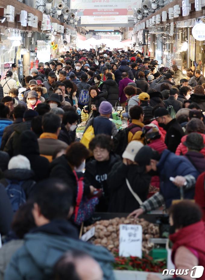[사진] 설 앞두고 장보러 나온 시민들