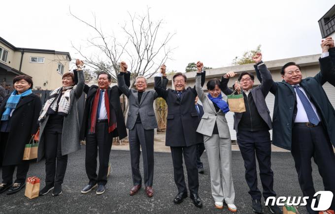 [사진] 이재명 대표, 문재인 전 대통령 찾아 총선 승리 다짐