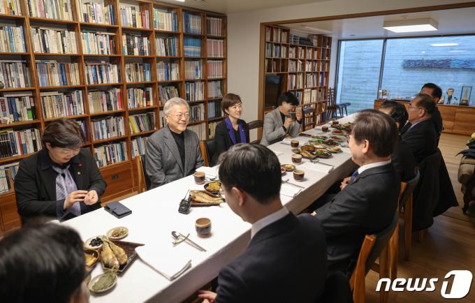 [사진] 평산마을 찾은 이재명, 문재인과 총선 승리 다짐