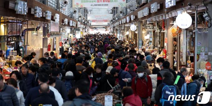 [사진] 설 앞두고 전통시장 찾은 시민들 
