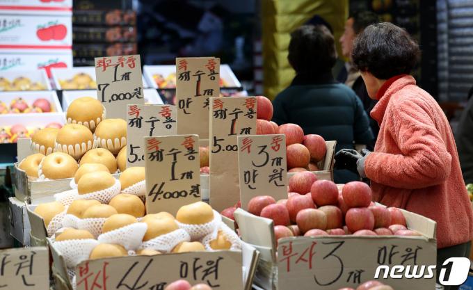 [사진] 사과 56.8%↑·배 41.2%↑…설 물가 고공행진