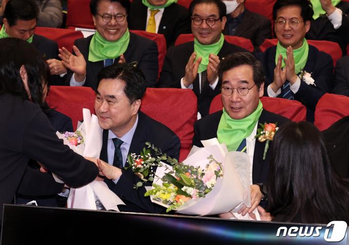 [사진] 꽃다발 받는김종민·이낙연 공동대표
