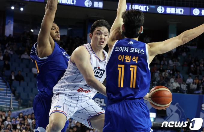 [사진] 이승현 '슛인척 패스'
