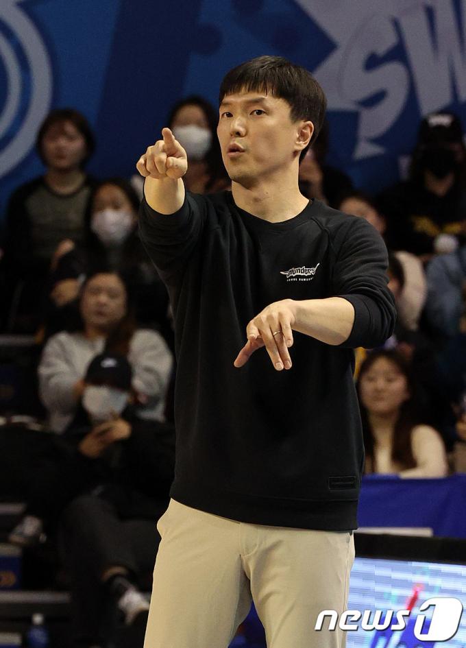 [사진] 작전 전하는 삼성 김효범 감독대행