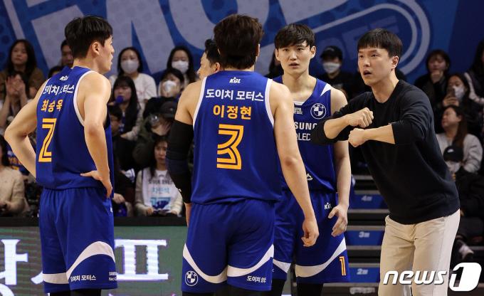 [사진] 틈새 작전 지시하는 삼성 김효범 감독대행