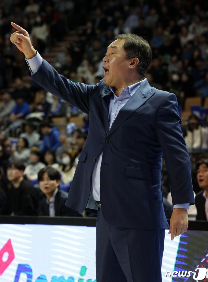[사진] 작전 지시하는 KCC 전창진 감독