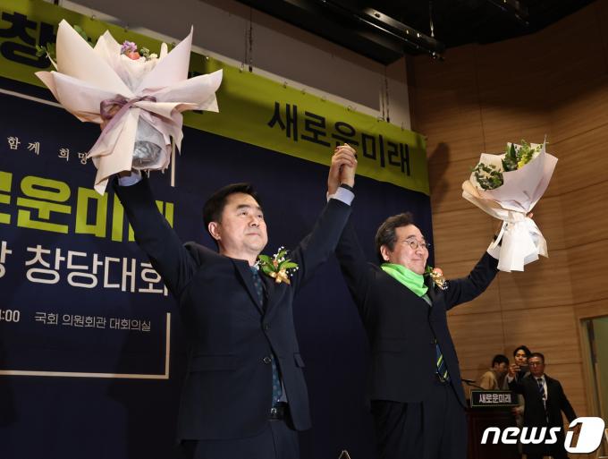 [사진] 손잡은 김종민·이낙연