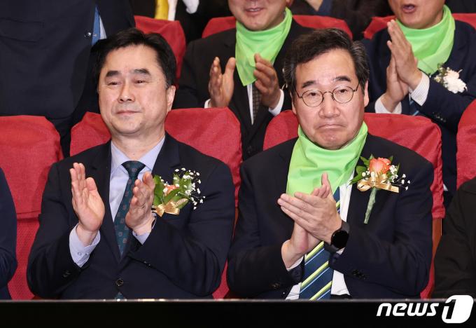 [사진] 손뼉치는 김종민·이낙연 공동대표