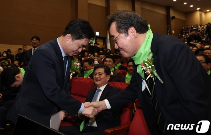 [사진] 악수하는 김종민·이낙연 공동대표