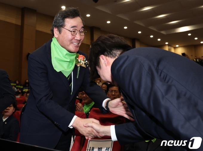[사진] 악수하는 이낙연·이준석