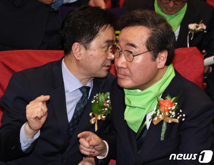 [사진] 김종민·이낙연 '무슨 대화?'
