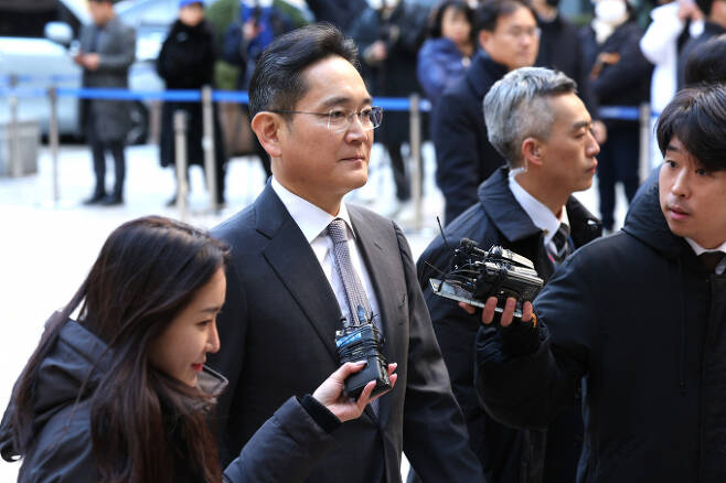 이재용 삼성전자 회장이 17일 오전 서울 서초구 서울중앙지방법원에서 열린 회계부정·부당합병 관련 1심 결심 공판에 출석하고 있다. / 사진=뉴스1 신웅수 기자