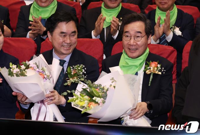 [사진] 꽃다발 받은 김종민·이낙연 공동대표
