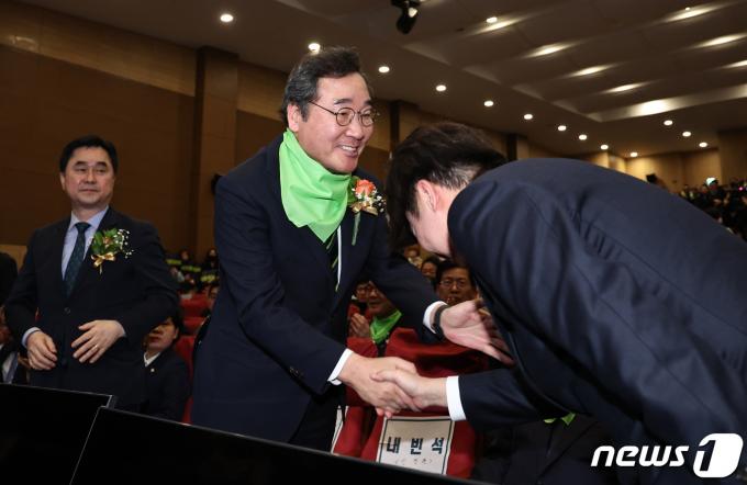 [사진] 악수하는 이낙연·이준석 대표