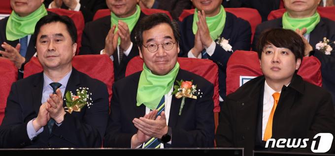 [사진] 나란히 앉은 김종민·이낙연·이준석 대표