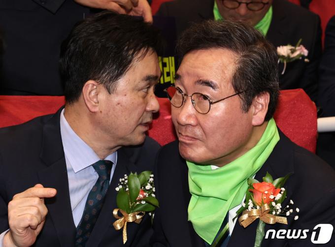 [사진] 귀엣말 나누는 김종민·이낙연