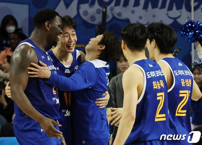 [사진] 재연장전 혈투 끝에 KCC 잡아내는 삼성