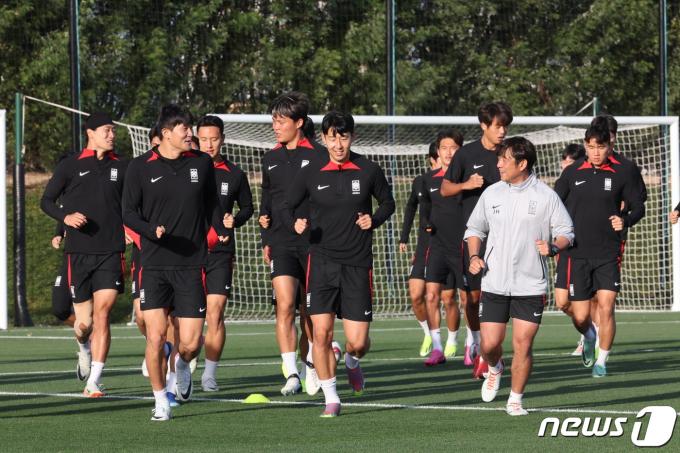 [사진] 가볍게 훈련시작하는 축구 대표팀
