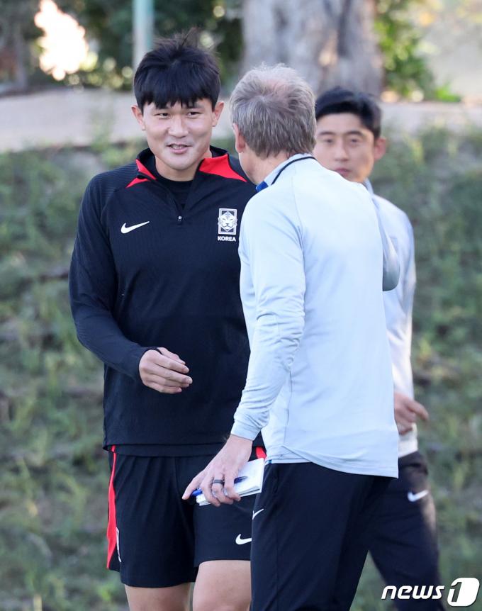 [사진] 클린스만 감독과 대화하는 김민재