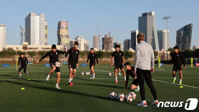 [사진] 론도 게임하는 축구대표팀