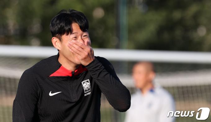 2023 아시아축구연맹(AFC) 카타르 아시안컵 요르단과의 4강전을 앞둔 대한민국 축구대표팀 손흥민이 4일(현지시간) 카타르 도하 알 에글라 트레이닝 센터에서 훈련 도중 웃음을 터뜨리고 있다. 2024.2.4/뉴스1 ⓒ News1 김성진 기자
