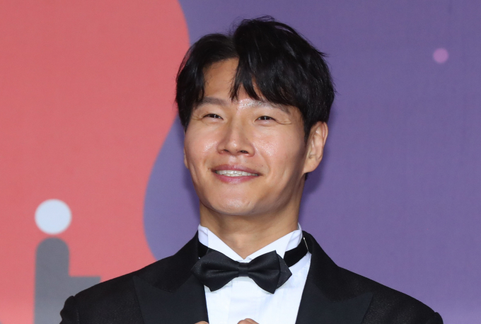 가수 김종국이 여자친구 존재에 대해 부인하지 않아 이는 결혼설로 이어졌다. 사진은 지난해 12월 서울 마포구 상암동 프리즘타워에서 열린 2023 SBS 연예대상 시상식에 참석한 방송인 김종국. /사진=뉴시스