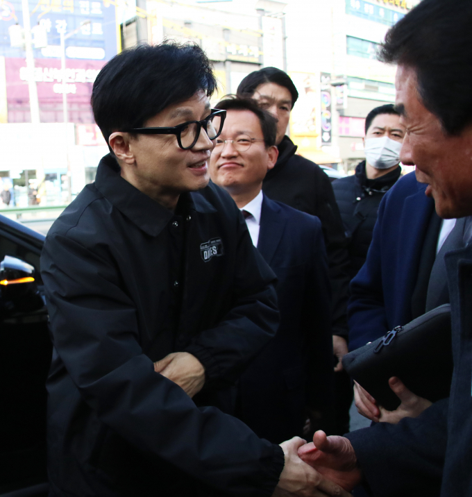 구리전통시장 입구에 도착한 한동훈 위원장이 마중 나온 박규창 상인회장과 악수를 나누고 있다. /사진=이건구 기자