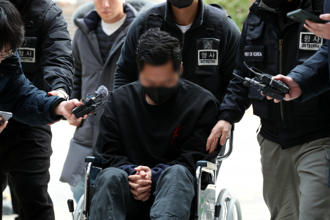 성관계 모습을 촬영해 성인물 사이트에 판매하고 아내에게 성인방송을 하도록 강요한 혐의를 받는 30대 전직 군인이 구속됐다. 사진은 해당 남성이 지난 4일 오후 인천 미추홀구 인천지방법원에서 열린 구속 전 피의자심문(영장실질심사)에 출석하는 모습. /사진=뉴스1