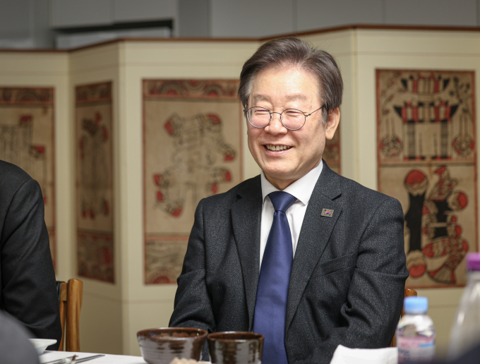 5일 이재명 더불어민주당 대표가 광주를 방문해 최고위원회의, 광주 양동시장 상인·소상공인 간담회를 개최한다. 사진은 이 대표가 지난 4일 경남 양산시 하북면 평산마을을 찾아 문재인 전 대통령과 대화를 나누는 모습. /사진=뉴스1(더불어민주당 제공)