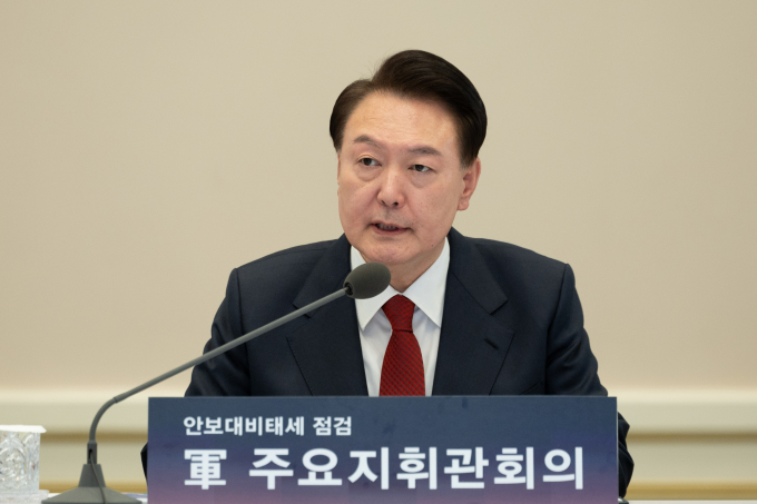 지난 4일 대통령실은 윤석열 대통령이 한국방송공사(KBS) 신년 대담 방송 촬영에서 준비된 멘트 없이 본인의 생각으로 즉답했다고 전했다. 사진은 윤 대통령이 지난달 31일 청와대 영빈관에서 열린 안보대비태세 점검 군 주요지휘관회의를 주재하는 모습. /사진=뉴시스(대통령실 제공) 