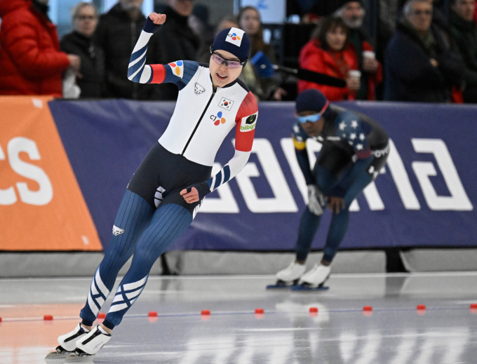 김민선이 2023-24 국제빙상경기연맹(ISU) 스피드스케이팅 월드컵 시리즈 마지막 레이스에서 은메달을 목에 걸었다. 사진은 김민선이 3일(현지시각) 캐나다 퀘벡에서 열린 2023 ISU 스피드스케이팅 월드컵 6차 대회 여자 500m 1차 레이스에서 1위로 골인한 후 기뻐하는 모습. 김민선은  37초69를 기록하며 금메달을 목에 걸어 올 시즌 3차, 4차 대회에 이어 3번째 정상에 올랐다. /사진=뉴시스
