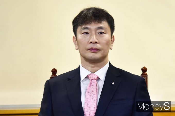 이복현 금융감독원장이 1일 서울 중구 은행회관에서 진행된 비상거시경제금융회의에 참석, 최상목 경제부총리의 발언을 경청하고 있다.  이번 회의에는 최근 금융시장 동향 및 미국 연방공개시장위원회(FOMC)의 금리동결 결정 과 관련 대응을 모색하기 위해 경제·금융당국 수장들이 모여 의견을 나누며 해결 방안을 논의하는 자리로 최상목 경제부총리(기획재정부 장관), 이창용 한국은행 총재, 김주현 금융위원장, 이복현 금융감독원장 등이 참석했다. /사진=임한별(머니S)