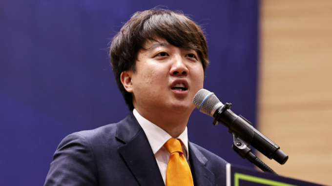 이준석 개혁신당 대표가 5일 자신의 페이스북을 통해 개혁신당과 새로운미래는 공동의 위협에 대해 힘을 합치고 정책상의 이견에 대해 토론해야 하는 관계라고 주장했다. 사진은 지난 4일 서울 여의도 국회에서 열린 새로운미래 창당대회에서 축사하는 이 대표. /사진=뉴스1