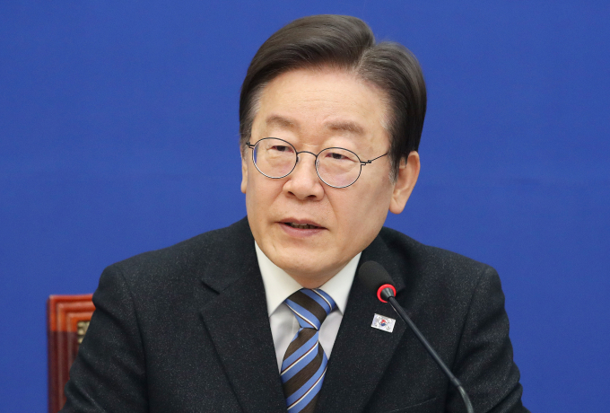 5일 이재명 더불어민주당 대표가 선거제 개편에 대해 "위성정당 반칙에 대응하면서 준연동제의 취지를 살리는 통합형비례정당을 준비하겠다"고 말했다. 사진은 이 대표가 지난 2일 서울 여의도 국회에서 열린 한반도위기관리 TF 1차 전체회의에서 발언하는 모습. /사진=뉴스1