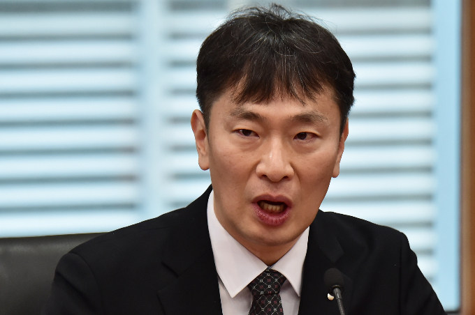 이복현 금융감독원장이 24일 서울 여의도 금융투자협회에서 진행된 금융위원회·금융감독원·증권업계 증권업계 및 유관기관 간담회에 참석해 발언하고 있다./사진=임한별 기자