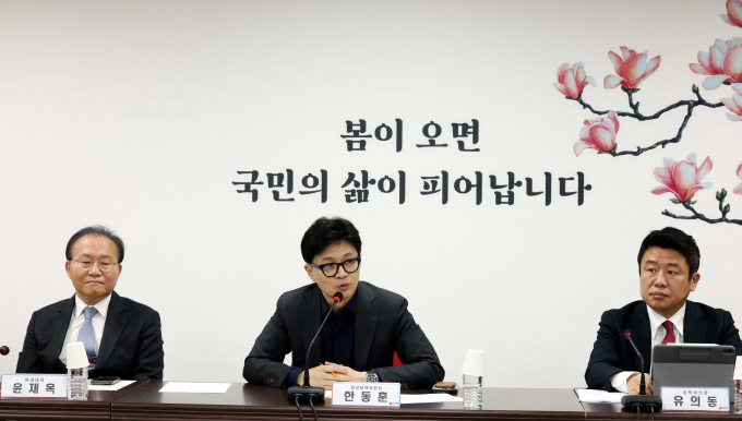 5일 한동훈 국민의힘 비상대책위원장이 이재명 더불어민주당 대표의 준연동형 비례제 유지를 비판했다. 사진은 한 위원장(가운데)이 5일 서울 여의도 국민의힘 중앙당사에서 열린 비상대책위원회 회의에서 발언하는 모습. /사진=뉴시스