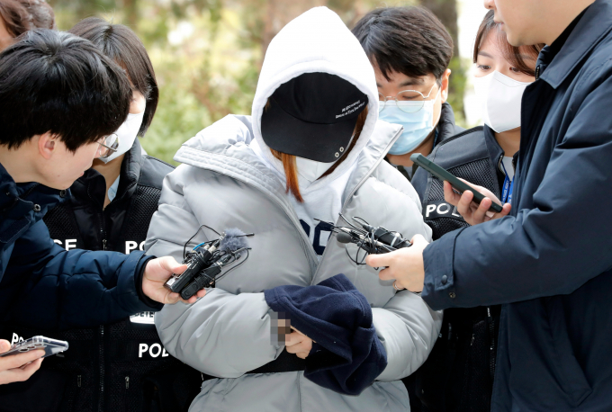 인천 미추홀구 한 호텔에서 생후 49일 된 쌍둥이 여아 2명을 뒤집어 엎어 놓아 숨지게 한 혐의를 받는 20대 친모가 구속됐다. 사진은 해당 여성이 지난 4일 오후 인천 미추홀구 인천지법에서 열린 구속 전 피의자 심문(영장실질심사)에 출석하는 모습. /사진=뉴시스