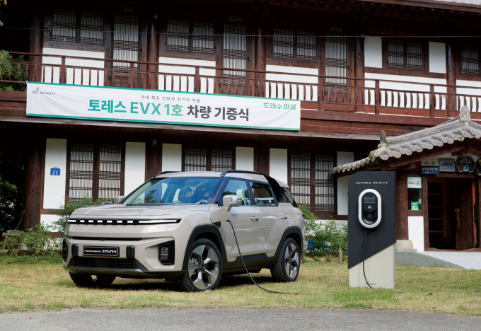 KG 모빌리티가 지난해 전남 담양군 도래수마을에 기증한 토레스 EVX 1호차/사진제공=KG모빌리티
