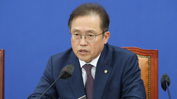 송기헌 더불어민주당 의원이 5일 원주시청에서 기자회견을 열고 강원 원주시을에 재출마할 계획이라고 밝혔다. 사진은 지난해 12월 서울 여의도 국회에서 열린 감사원 정치감사 진상규명 TF 1차 회의에서 발언하는 송 의원. /사진=뉴스1