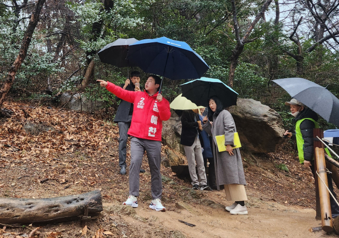 장예찬 국민의힘 예비후보가 부산 수영구 초등학교 통학로를 직접 점검하고 있다. /사진=장예찬예비후보사무소