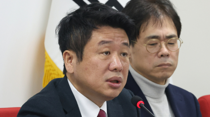유의동 국민의힘 정책위의장이 5일 비상대책위원회의에서 이재명 더불어민주당 대표의 "정부·여당은 사기 집단" 발언에 대해 반박했다. 사진은 이날 오전 서울 여의도 당사에서 열린 비대위원회의에서 유 의장(왼쪽)이 발언하는 모습. /사진=뉴스1
