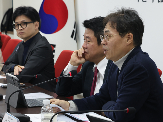 5일 김경율 국민의힘 비대위원이 비대위원직에 대한 자긍심을 갖게 된다고 밝혔다. 사진은 한동훈 국민의힘 비상대책위원장(왼쪽)이 5일 서울 여의도 당사에서 열린 비상대책위원회의에서 발언하는 김 비대위원(오른쪽)을 바라보는 모습. /사진=뉴스1