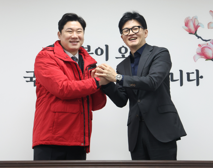 5일 국민의힘은 '사격 황제' 진종오 대한체육회 이사를 총선 인재로 영입했다고 밝혔다. 사진은 한동훈 국민의힘 비상대책위원(오른쪽)이 5일 서울 여의도 국회 국민의힘 당사에서 열린 인재 영입 환영식에서 진 이사와 기념촬영을 하는 모습. /사진=뉴스1