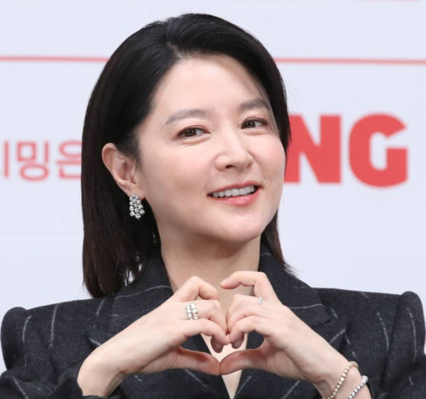 배우 이영애가 토크쇼 MC를 맡는다는 소식이 주목받고 있다. 사진은 2023년 12월 서울 구로구 라마다 서울신도림호텔에서 열린 tvN 새 토일드라마 '마에스트라' 제작발표회에서 포즈를 취하고 있는 이영애. /사진=뉴스1
