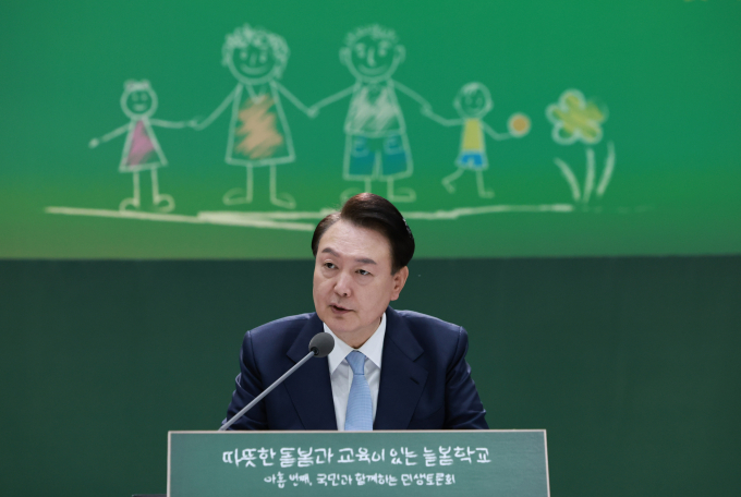 5일 윤석열 대통령이 올해부터 늘봄학교를 전국 모든 초등학교로 확대하겠다고 밝혔다. 사진은 윤 대통령이 5일 경기 하남 신우초등학교에서 '따뜻한 돌봄과 교육이 있는 늘봄학교' 주제로 열린 아홉 번째 국민과 함께하는 민생토론회에서 발언하는 모습. /사진=뉴시스(대통령실통신사진기자단) 