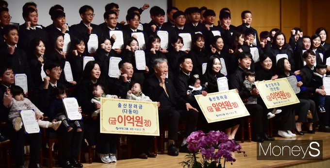 ▲ 이중근 부영그룹 창업주 회장, 저출산 문재 해결 위한 출산 장려지원금 전달 후 기념촬영