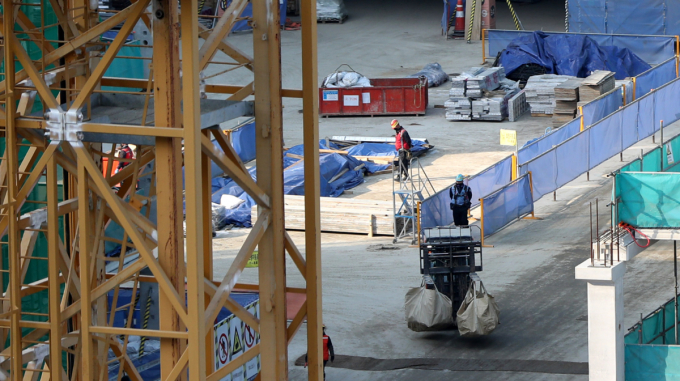 2003년부터 2022년 사이 건설기업에 고용된 기술인 수는 연평균 2.5%씩 증가했으나 임시·일용종사자는 107만명에서 89만명으로 감소했다. 건설현장에서 근무하는 일용직 외국인 근로자의 수를 제대로 파악하지 못한 영향이 일정 부분 반영된 것으로 풀이된다./사진=뉴시스