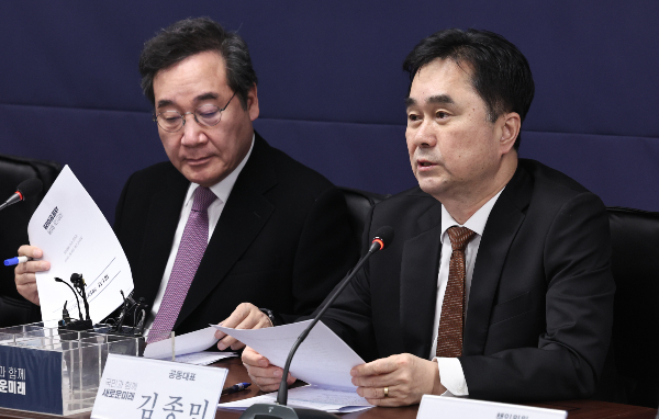 5일 오전 김종민 새로운미래 공동대표(오른쪽)가 대통합 전권 대표로 임명됐다. 사진은 이날 서울 여의도 당사에서 열린 제1차 책임위원회의에서 모두발언하는 김 대표. /사진=뉴스1