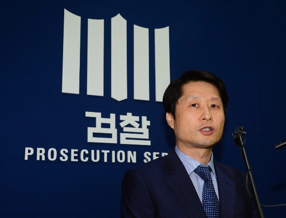 KT의 준법경영을 이끌 컴플라이언스위원회 초대 위원장으로 김후곤 로백스 대표 변호사가 내정됐다. 사진은 김 변호사가 대검찰청 대변인 시절인 2016년 서울 서초동 대검찰청 기자실에서 브리핑을 하는 모습. /사진=뉴시스